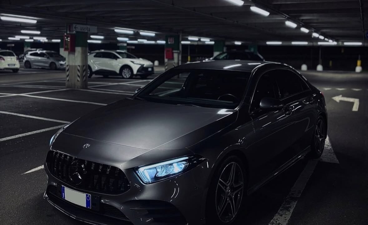 Griglia sportiva aftermarket montata su auto