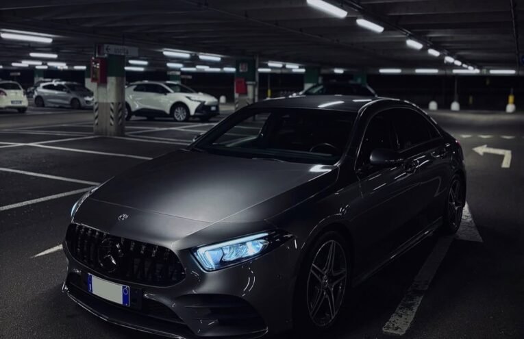 Griglia sportiva aftermarket montata su auto